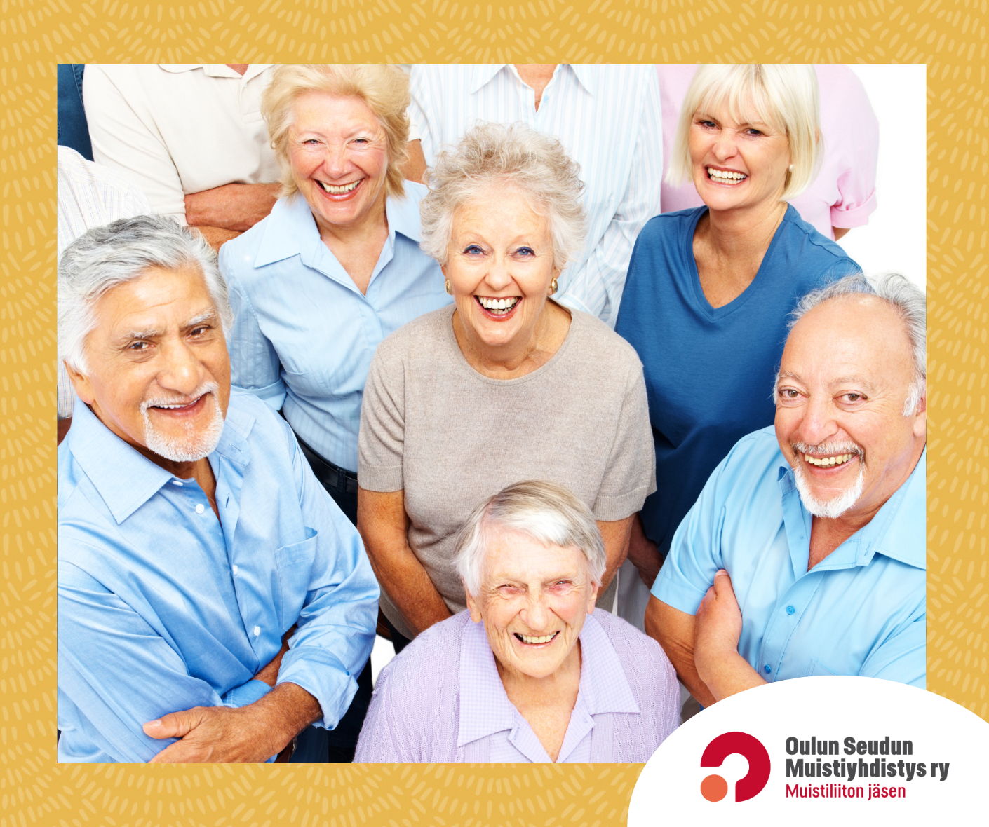 Ryhmä vanhempia ihmisiä iloisessa rykelmässä.